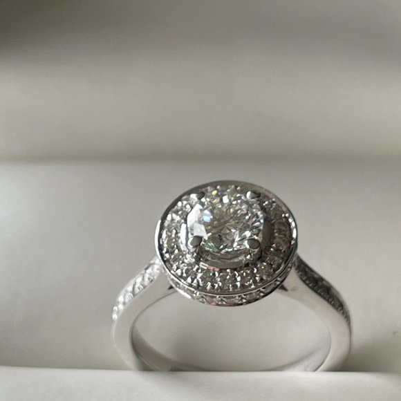 Gorgeous Round 0.80 carat Diamond Engagement Ring - Picture 5 of 6